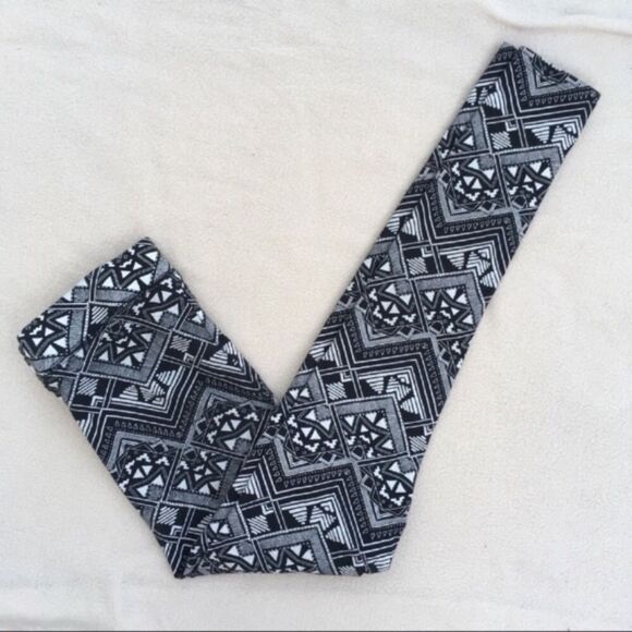 PINK Victoria's Secret Pants - XS Victoria's Secret PINK Leggings Aztec Black Yoga Pants Workout Loungewear
